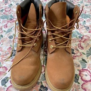 Size 8 Timberland Lace-up Boots in Tan